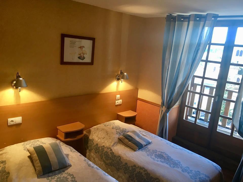 Hotel La Clairiere Chambon-sur-Dolore Ngoại thất bức ảnh